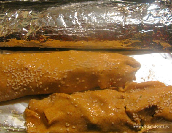 Начиняем начинкой тесто, посыпаем кунжутом и семенами льна. Ставим в разогретую до 180°C духовку и выпекаем 35 минут.