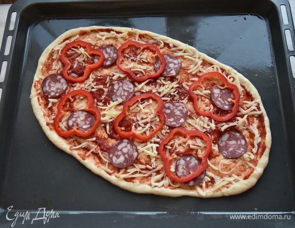 Затем все, как обычно: томатный соус, сыр, овощи, мясные составляющие, травки-муравки и т.д.