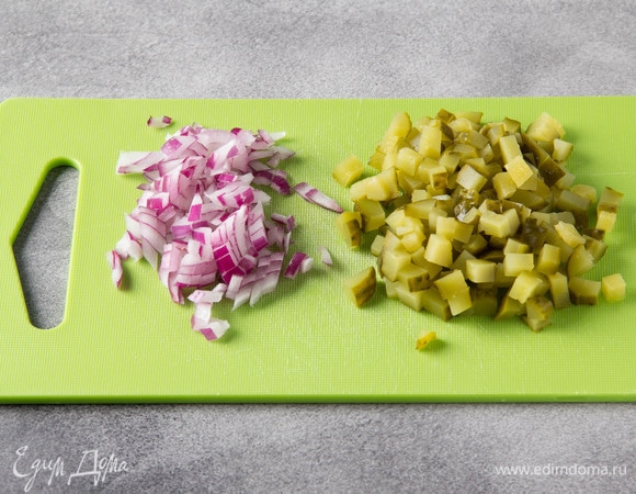 Красный лук нарезать мелким кубиком, маринованные огурчики — кубиком побольше.