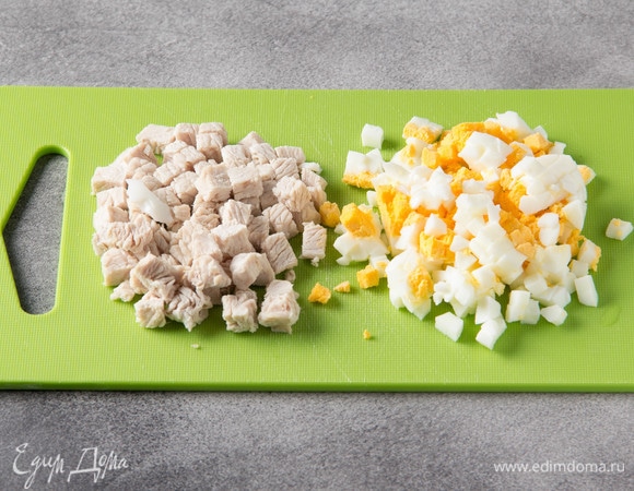 Яйцо отварить до готовности и нарезать кубиком (удобно сделать это с помощью яйцерезки). Филе индейки отварить в подсоленной воде и нарезать кубиком.