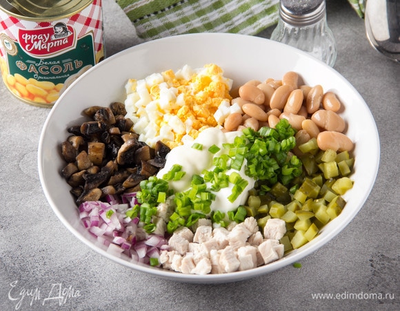 Нарезать зеленый лук, смешать все подготовленные ингредиенты, добавить сметану и майонез, перемешать.