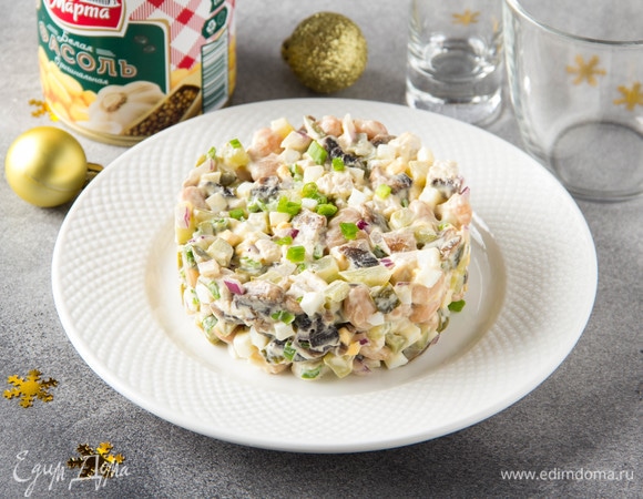 Можно подавать просто в миске, порционно на тарелках или в тарталетках.