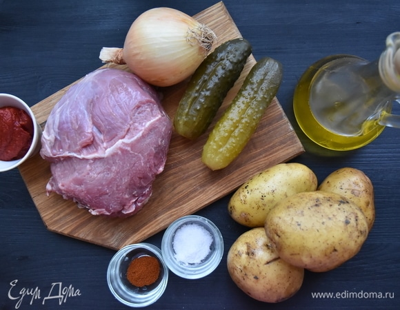Для приготовления азу по-татарски подготовить необходимые продукты: мясо, картофель, лук, соленые огурцы, томатную пасту, соль и специи.