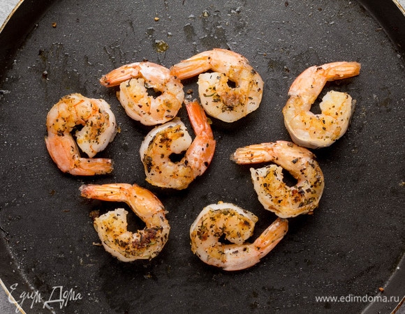 Креветки надрезать вдоль по спинке и достать пищевод. Обжарить на разогретом растительном масле по полминуты с каждой стороны, приправить солью и ароматными травами. Я использовала сушеные базилик, орегано и тимьян.
