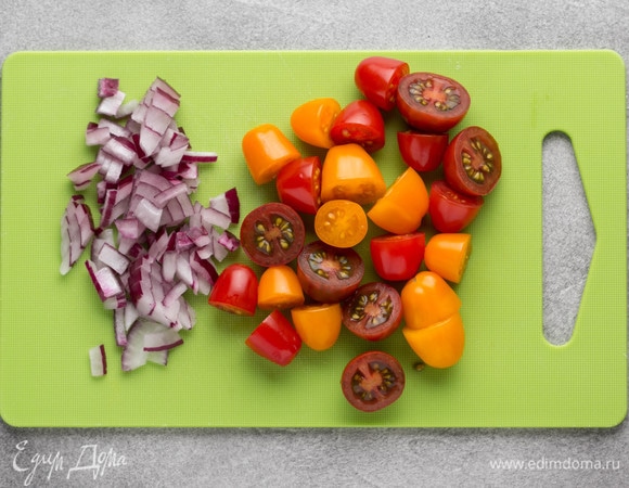 Лук мелко нарезать, помидоры черри разрезать на половинки или четвертинки.