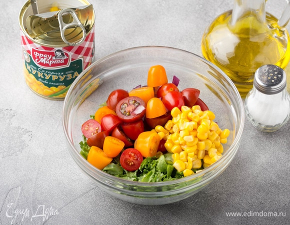Листья салата порвать руками или нарезать не очень крупно, сложить в миску вместе с помидорами черри, луком и кукурузой ТМ «Фрау Марта». Посолить и добавить оливковое масло.
