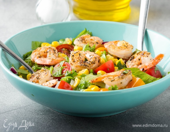 Можно подать салат в общей миске, выложив сверху креветки, или порционно.