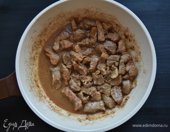 Мясо нарезать брусочками. В сковороде разогреть часть растительного масла и обжарить мясо со всех сторон. Затем влить 2 стакана воды, накрыть сковороду крышкой и потушить мясо до мягкости. Время тушения зависит от качества говядины.