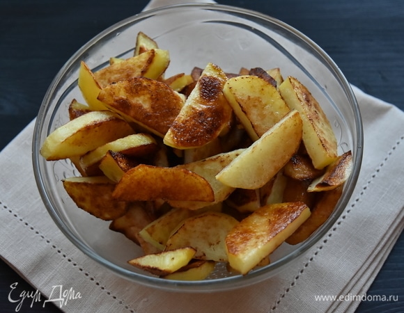 Картофель нарезать ломтиками и обжарить на отдельной сковороде до румяности, использовав часть растительного масла.