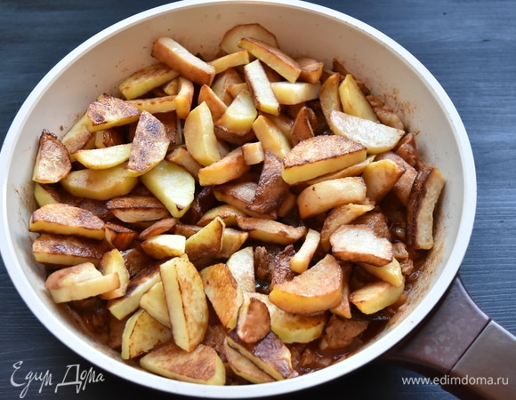 К мясу выложить пассерованные овощи в томатном соусе. Сверху разложить обжаренные дольки картофеля. Накрыть сковороду крышкой и потомить блюдо на медленном огне еще минут 20. Однократно перемешать. Перемешивать очень аккуратно, чтобы не разломать картофельные дольки.