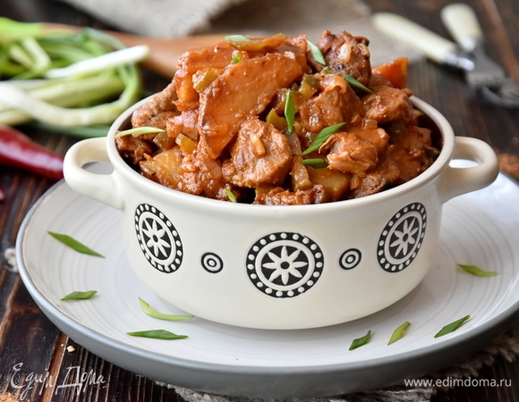 Подавать блюдо горячим, посыпав зеленью. Отдельно можно подать острый перец.