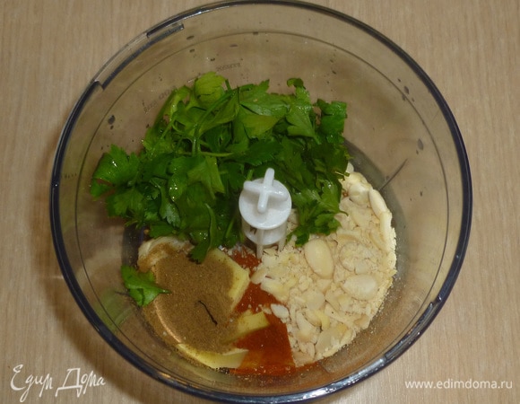 Для пряной пасты в комбайн или блендер сложить кориандр, зиру, чили (по желанию), нарезанный имбирь, чеснок, смесь «гарам масала», паприку, петрушку и миндаль (немного зелени и миндаля оставить для украшения). Измельчить до однородности. Добавить томатную пасту, соль и еще раз измельчить.