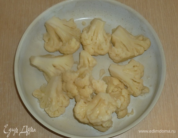 Капусту разобрать на соцветия, отварить в кипящей подсоленной воде до полуготовности (примерно 8–10 минут).