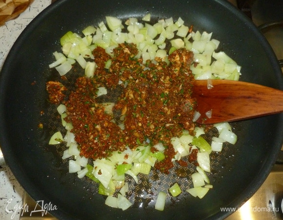 Добавить пряную пасту. Готовить еще 10 минут.