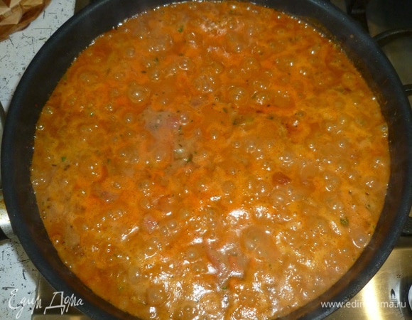 Добавить кокосовое молоко, томаты. Прогреть.