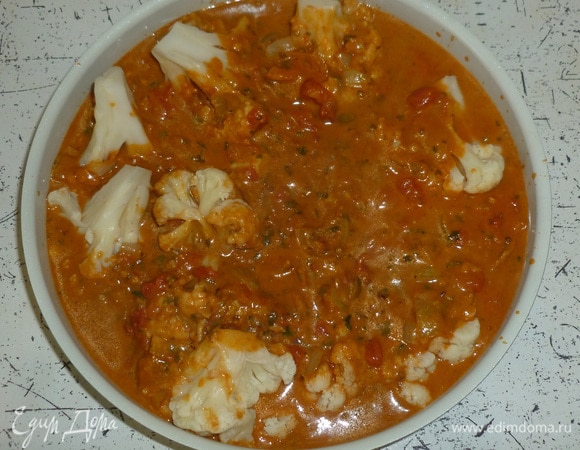 Выложить цветную капусту в форму для запекания. Залить соусом. Поставить в духовку, запекать 30 минут при 180°C.