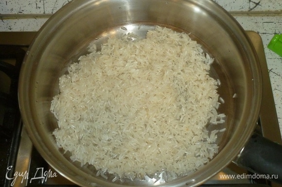 Рис промыть, отварить согласно инструкции.