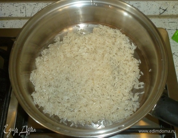 Рис промыть, отварить согласно инструкции.