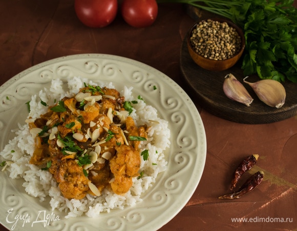 Подавать капусту с соусом на подушке из риса. При подаче посыпать миндалем и зеленью. Приятного аппетита!