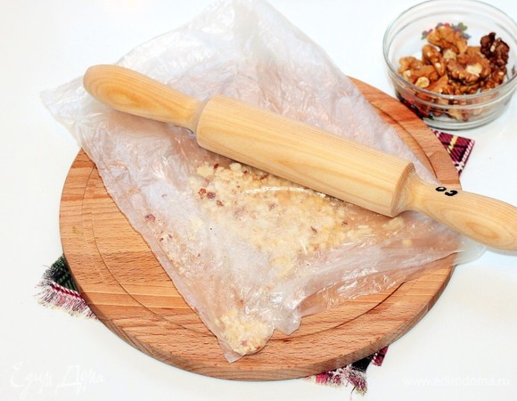 Грецкие орехи (ядра) обжариваем на сухой сковороде и измельчаем. Величину помола определите на ваш вкус.