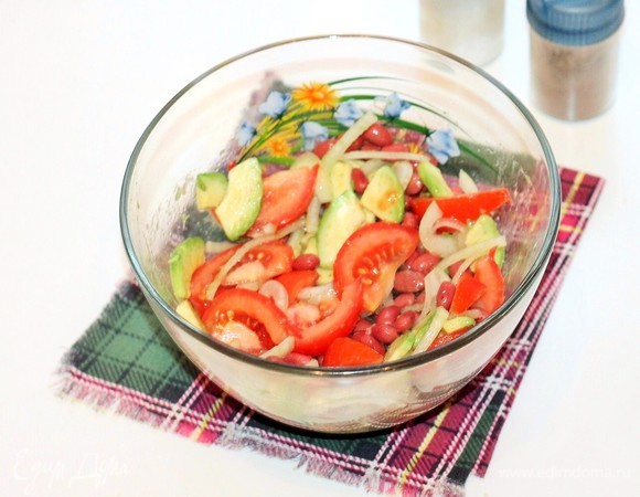 Добавляем в миску к фасоли авокадо, помидоры и лук без маринада. Оливковое масло смешиваем с луковым маринадом и заправляем салат, аккуратно перемешиваем.