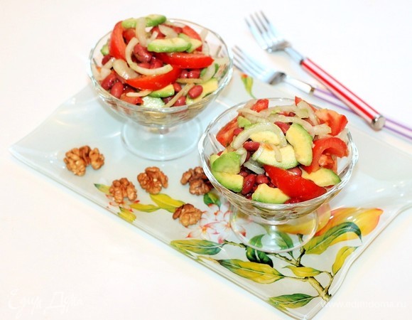 Перед подачей к столу посыпаем сверху салат измельченными орешками. По желанию можно добавить нарезанный кубиками сыр.