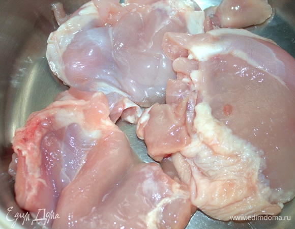 Курицу можно брать любую, но не жирные кусочки. У меня мясо с ножек без кости и почти без кожи.