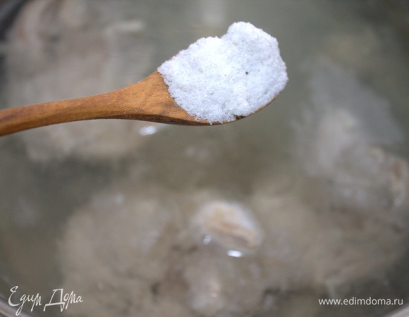 Залить водой. Поставить вариться, посолить. При закипании снять пену.