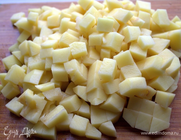 Картофель нарезать кубиком.