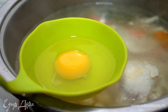 Затем нужно влить яйца по одному. Количество яиц можно брать по количеству едоков.