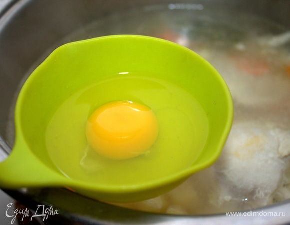 Затем нужно влить яйца по одному. Количество яиц можно брать по количеству едоков.
