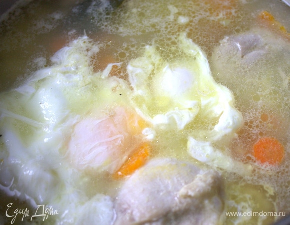 Яйцо не смешивать, пока не схватится, серединку варить по желанию.