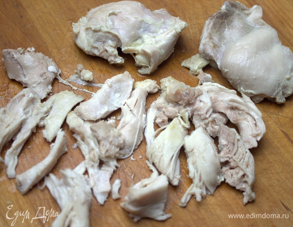 Курицу вынуть и поделить на кусочки, отправить обратно в суп.