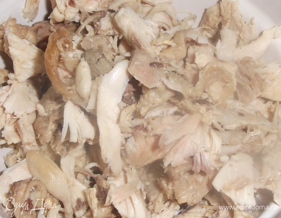 Курицу отварить, остудить, мясо отделить от костей, порвать мясо на кусочки.