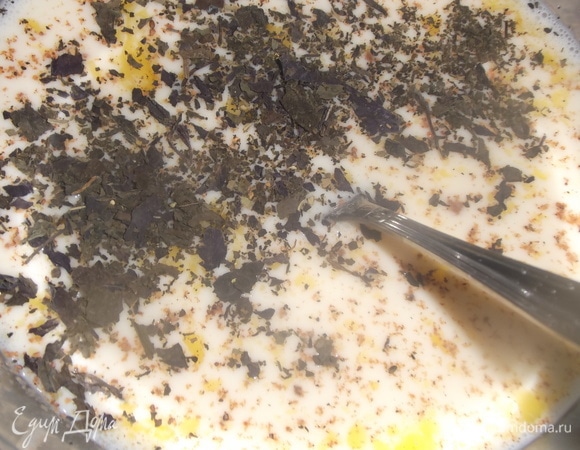 Яйца смешать с молоком, посолить, добавить базилик и мускатный орех.