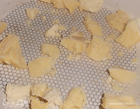 В форму кладем масло кусочками.