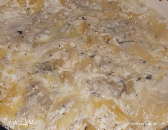 Поставить в разогретую духовку. Выпекать при 200°C 30 минут. Вынуть.