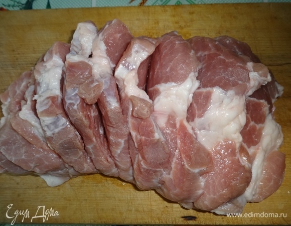Свинину вымыть, обсушить бумажным полотенцем. Свинину нарезать ломтиками толщиной примерно 1,5 см, не дорезая до конца, чтобы получилось что-то наподобие страниц книги в переплете.