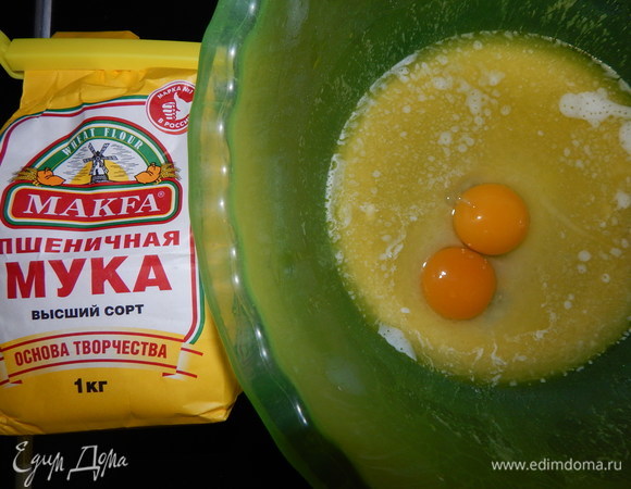 Мягкое сливочное масло жирностью 82,5% смешать с сахарной пудрой. Добавить желтки и перемешать.