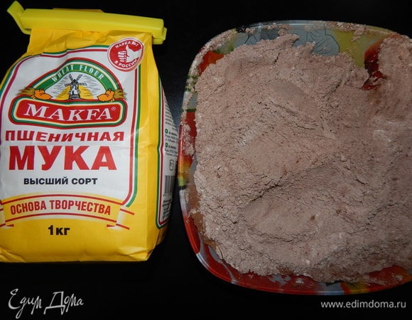 Отдельно смешиваем венчиком сухие ингредиенты и просеиваем к масляной смеси.