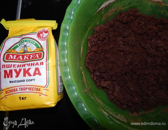 Растираем смесь в крошку, собираем тесто в шар (надо постараться).