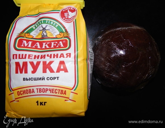 Оборачиваем пищевой пленкой и убираем в холодильник на 30 минут.