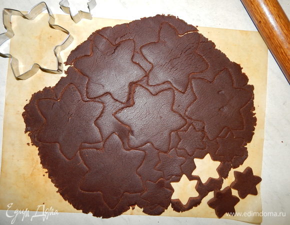 На силиконовом коврике или силиконизированной бумаге для выпечки разминаем тесто сначала руками, а потом раскатываем скалкой в пласт толщиной 3–5 мм (снова нужно постараться). Вырезаем формочкой снежинки или берем другую форму. Убираем излишки теста и отправляем заготовки в разогретую до 180°C духовку на 10–15 минут. Остужаем.