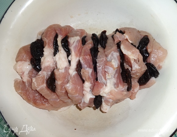 Чернослив выложить между слоями мяса.