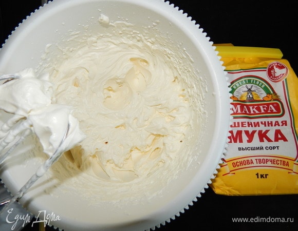 Сливки, посуду для взбивания и венчики охладить в холодильнике. Начинаем взбивать сливки миксером сначала на низкой скорости, постепенно ее увеличивая до максимальной. Когда сливки начнут густеть, высыпаем сахарную пудру и взбиваем до густой массы. Крем переложить в кондитерский мешок и убрать в холодильник минут на 30.