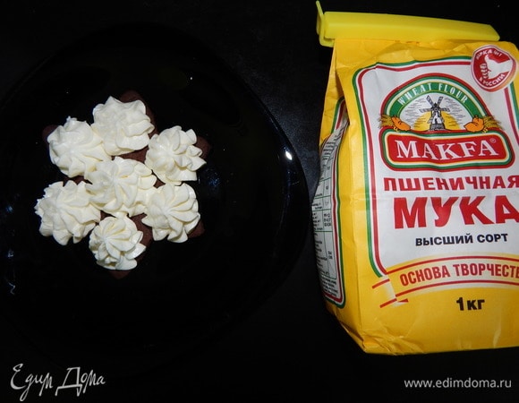 Кладем печенье, на него отсаживаем крем, сверху — еще печенье и крем, и снова — печенье и крем. Украшаем и подаем к кофе или чаю.