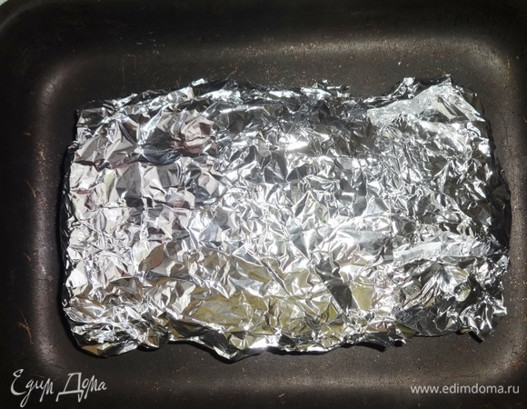 Достать мясо из холодильника, завернуть еще в пару слоев фольги. Поставить противень со свининой в духовку, разогретую до 180°C, на 1–1,15 часа. Ориентируйтесь по своей духовке. Примерно минут за 20 до окончания приготовления осторожно развернуть фольгу и поставить мясо обратно в духовку. Продолжать запекать до образования румяной корочки.