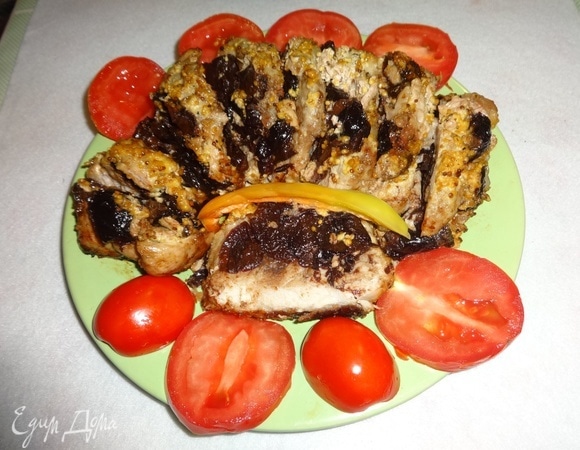 Разрезать на порции. Подавать с любимым гарниром и овощами. Прошу к столу! Приятного аппетита!