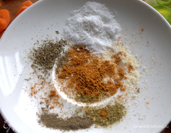 Через 8 часов примерно подготавливаем нужные специи. Плюс соль, перец в фарш.