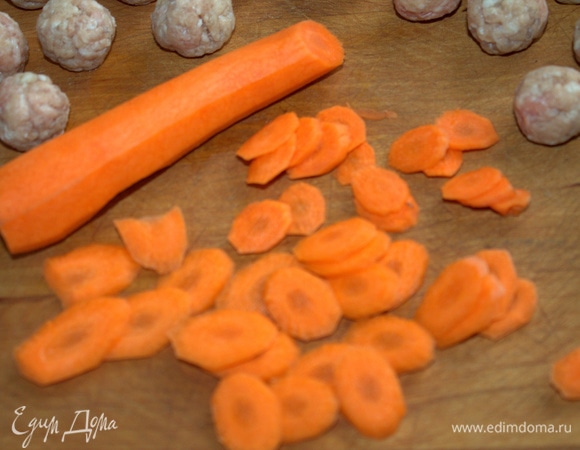 Нарезать морковь.